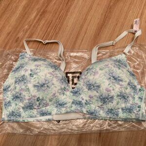 Victoria's Secret Love Cloud Wireless Push-up Bra 34B